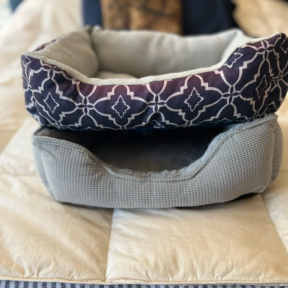 Dogs Bedding. Set of 2. Small Size Dogs Or Cats. Excellent Condition